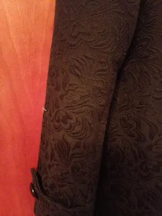 Abrigo negro con relieve