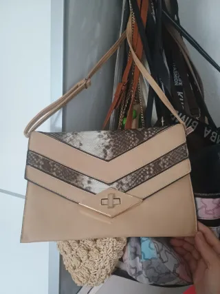 Bolso de mano beige con estampado de serpiente