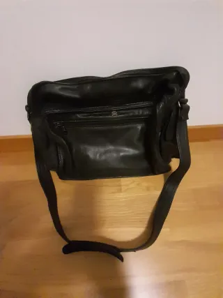 Bolso bandolera de piel negro