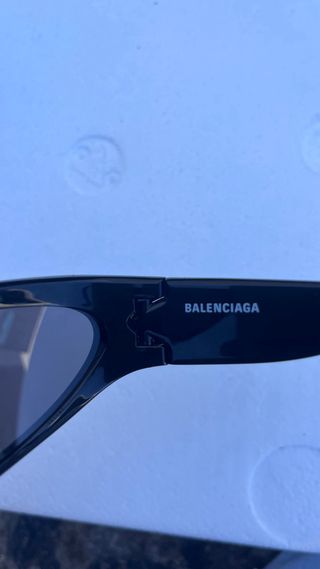 GAFAS DE SOL SWIFT OVAL EN NEGRO, Balenciaga.