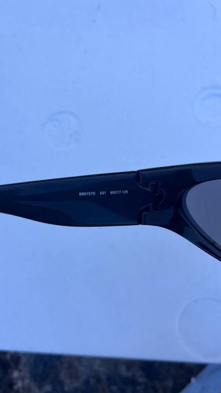 GAFAS DE SOL SWIFT OVAL EN NEGRO, Balenciaga.