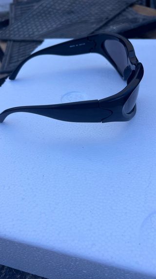 GAFAS DE SOL SWIFT OVAL EN NEGRO, Balenciaga.