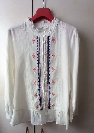 Blusa blanca con bordados