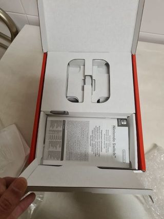 Caja Nintendo Switch OLED Roja y Azul