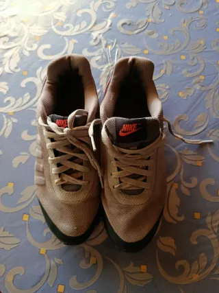 Zapatillas Nike Beige y Negro