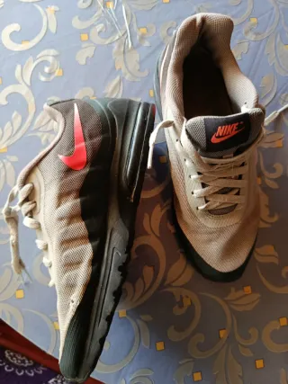 Zapatillas Nike Beige y Negro