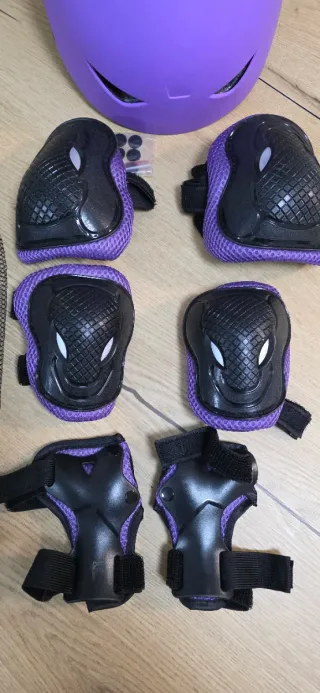 Casco y protecciones infantiles morado