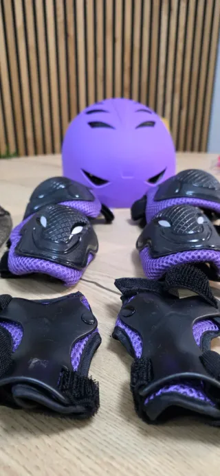 Casco y protecciones infantiles morado