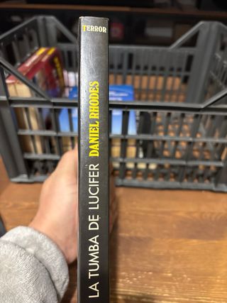 Tumba de Lucifer, La (Spanish Edition)