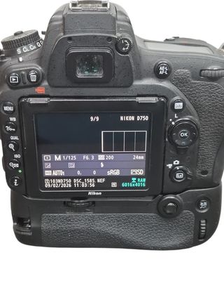 Cámara Nikon D750 con empuñadura