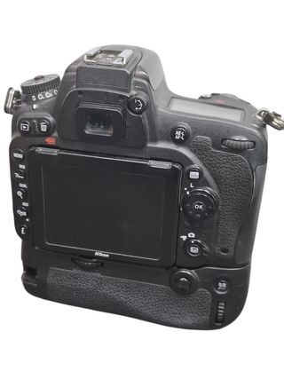 Cámara Nikon D750 con empuñadura