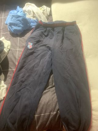 Chándal uniforme azul con detalles rojos