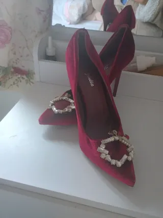 Zapatos de tacón rojos con pedrería