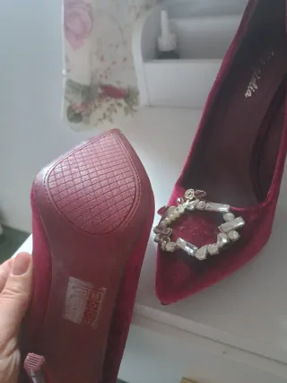Zapatos de tacón rojos con pedrería