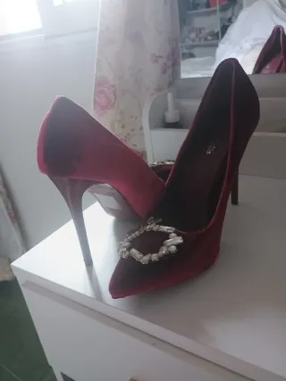 Zapatos de tacón rojos con pedrería