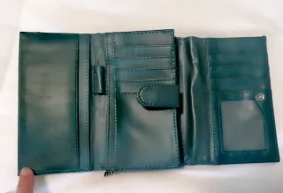 Cartera Misako verde con textura