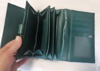 Cartera Misako verde con textura