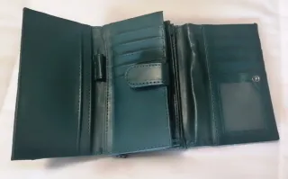 Cartera Misako verde con textura
