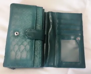 Cartera Misako verde con textura