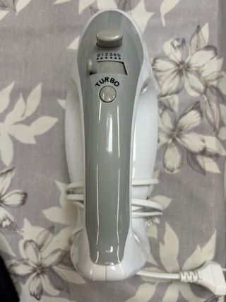 Batidora Manual Blanca con Utensilios