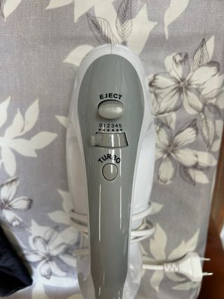 Batidora Manual Blanca con Utensilios