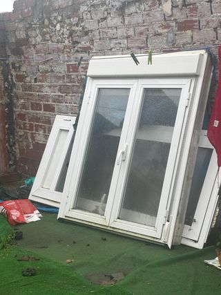 Ventana con persiana y puerta