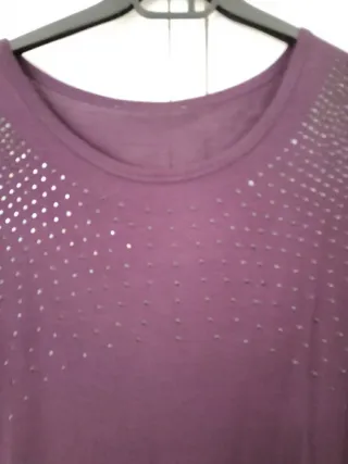 Camiseta de color violeta, de punto fino.