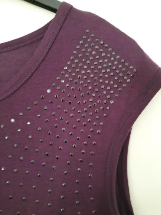 Maglietta in tinta unita viola, in morbido tessuto.