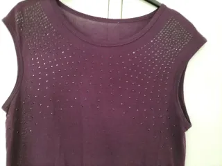 Camiseta de color violeta, de punto fino.