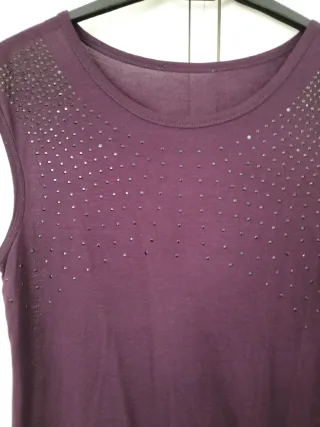 Camiseta de color violeta, de punto fino.