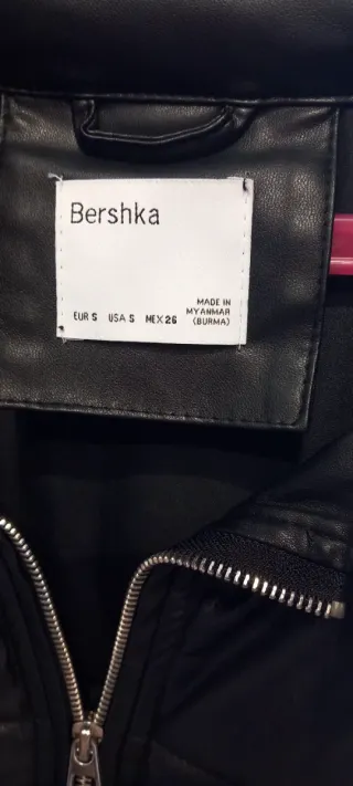 Chaleco Bershka negro acolchado efecto cuero