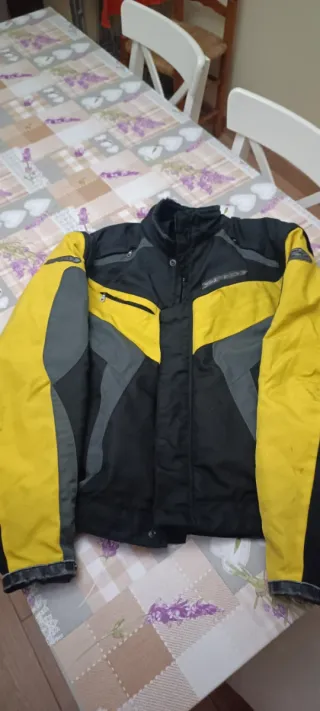Chaqueta de moto negra y amarilla