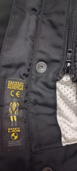 Chaqueta de moto negra y amarilla