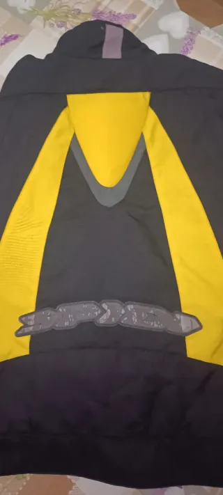 Chaqueta de moto negra y amarilla