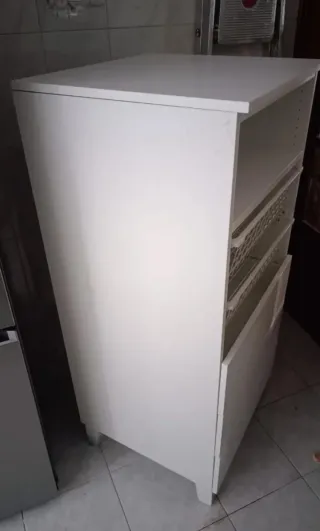 Cómoda blanca con cajones y cestas