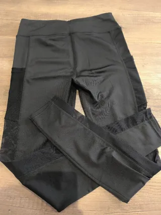 Mallas deportivas negras con bolsillos y rejilla