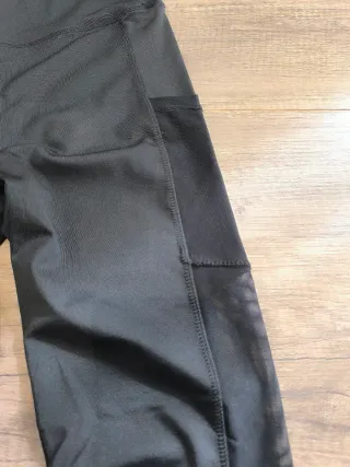 Mallas deportivas negras con bolsillos y rejilla