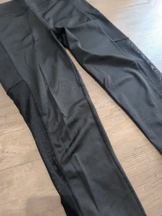 Mallas deportivas negras con bolsillos y rejilla