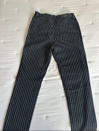 Pantalón pitillo rayas negro y blanco