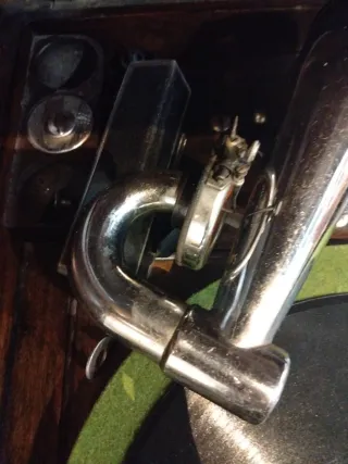 Tocadiscos antiguo de madera