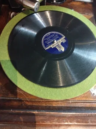 Tocadiscos antiguo de madera