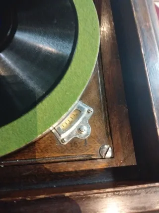 Tocadiscos antiguo de madera