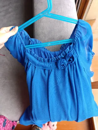 Blusa azul con escote cuadrado