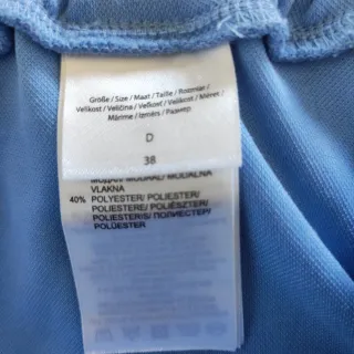 Falda Jaker azul talla 38 (equivale a 40)