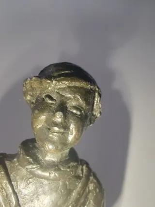Estatuilla de bronce niño