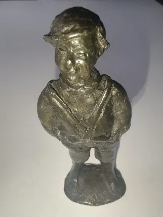 Estatuilla de bronce niño