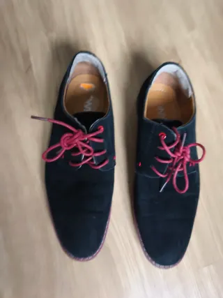 Zapatos de ante negros con cordones rojos