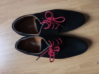 Zapatos de ante negros con cordones rojos