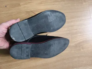 Zapatos de ante negros con cordones rojos