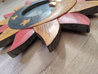 Specchio a forma di sole e luna in legno